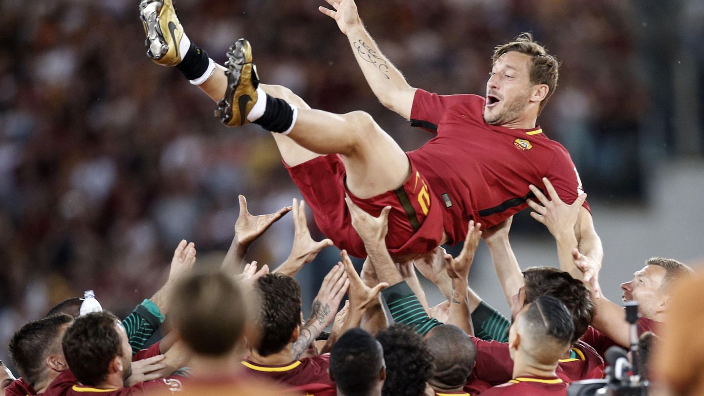 Totti es manteado por sus compañeros tras su último partido con la Roma. (Reuters)