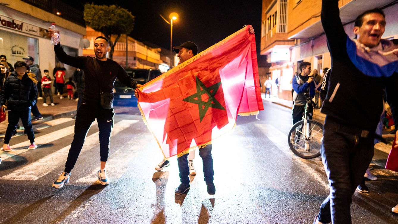 Foto: Aficionados de la selección marroquí celebran la victoria de octavos frente a España en Torre-Pacheco, Murcia. (Ana Beltrán)