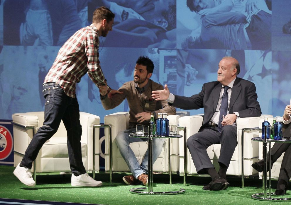 Foto: Del Bosque, junto a Villa y Sergio Ramos durante el congreso médico de la UEFA (EFE)