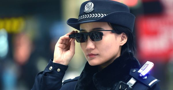 Foto: Una policía china, utilizando las gafas de reconocimiento facial. (Sixthtone)