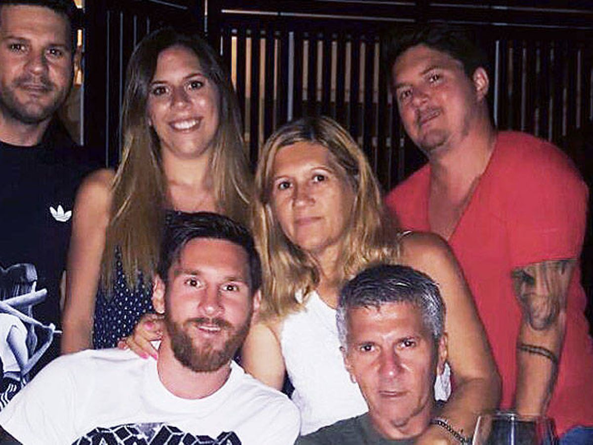 Foto: Los cuatro hermanos Messi, con sus padres, Jorge y Cecilia. 