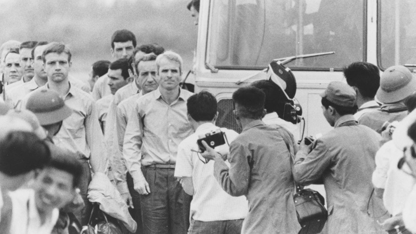 McCain, en el centro, tras ser liberado en Vietnam. (Reuters)