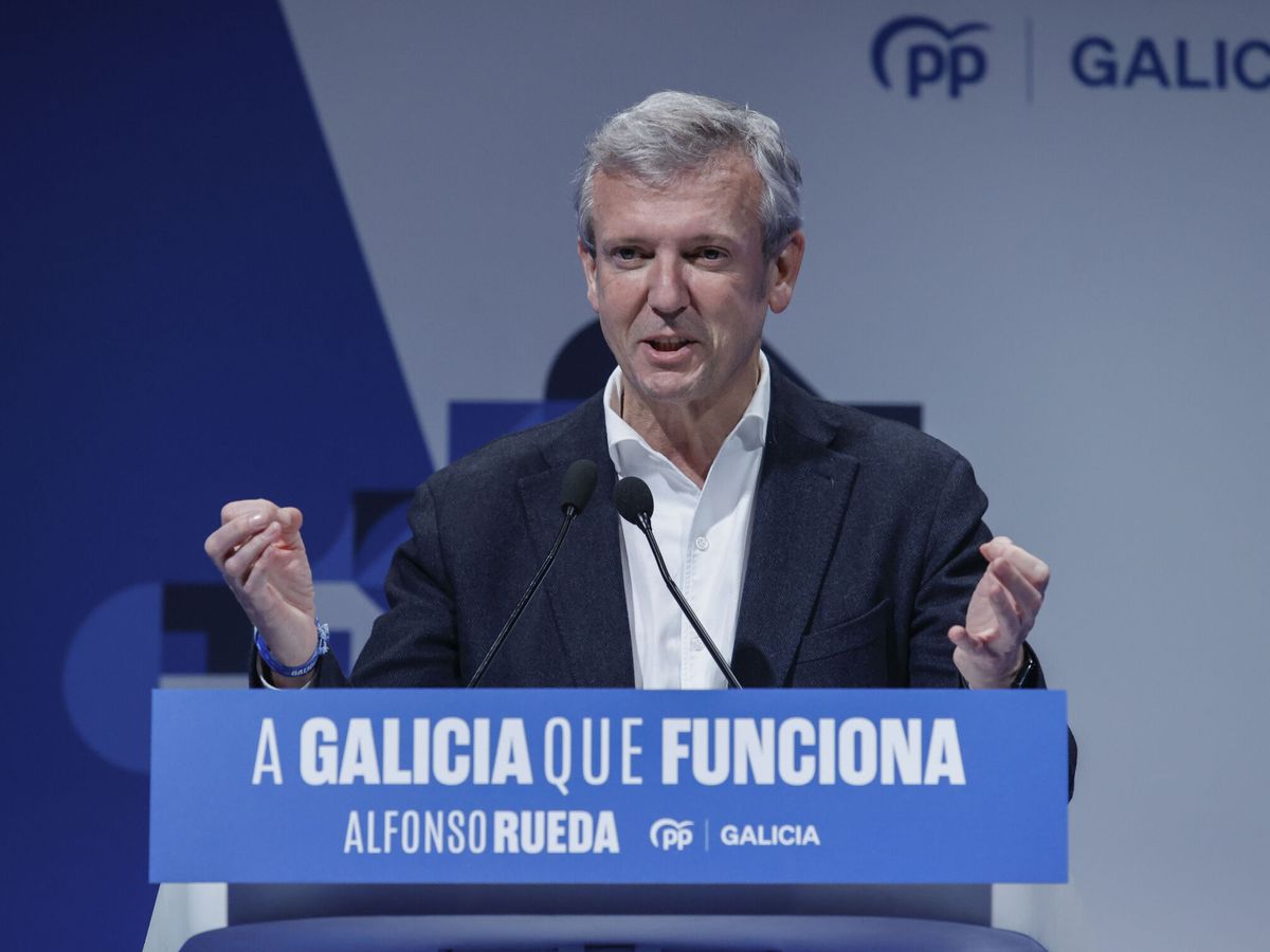 Foto: Alfonso Rueda, candidato del PP, en un mitin. (EFE/Kiko Delgado)