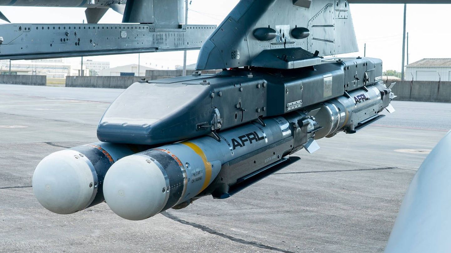 Cuatro bombas CSDB bajo el ala de un F-16. Dos de ellas serían lanzadas en la prueba del 20 de diciembre de 2020. (Air Force Research Laboratory)