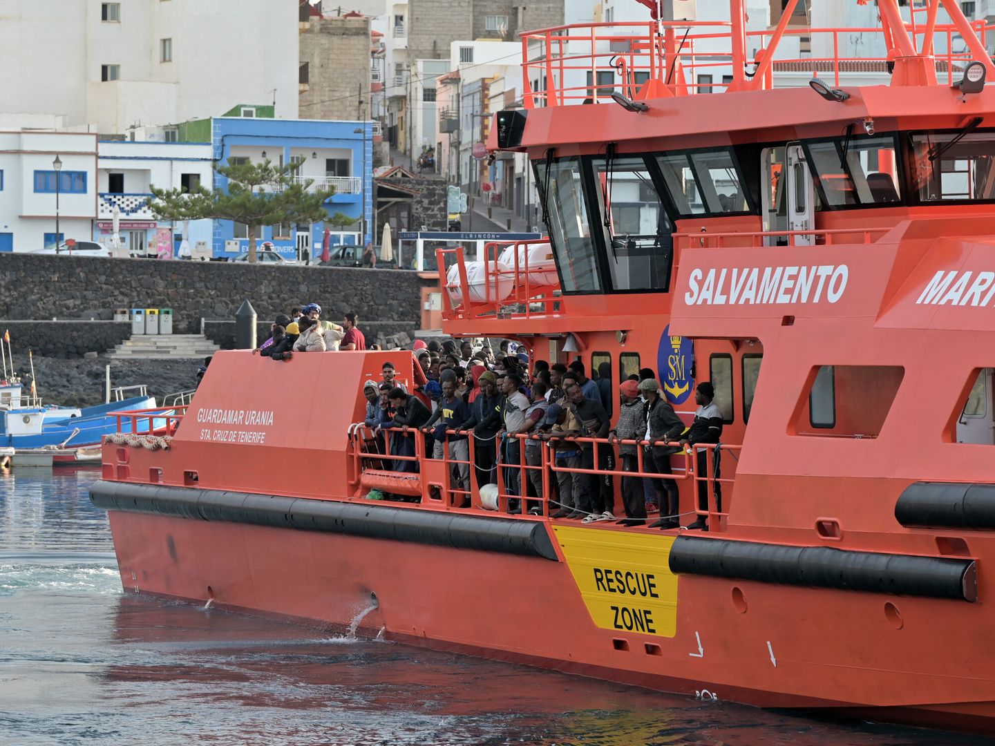 Una embarcación de Salvamento Marítimo rescata a 190 migrantes. (Europa Press/Canarias)