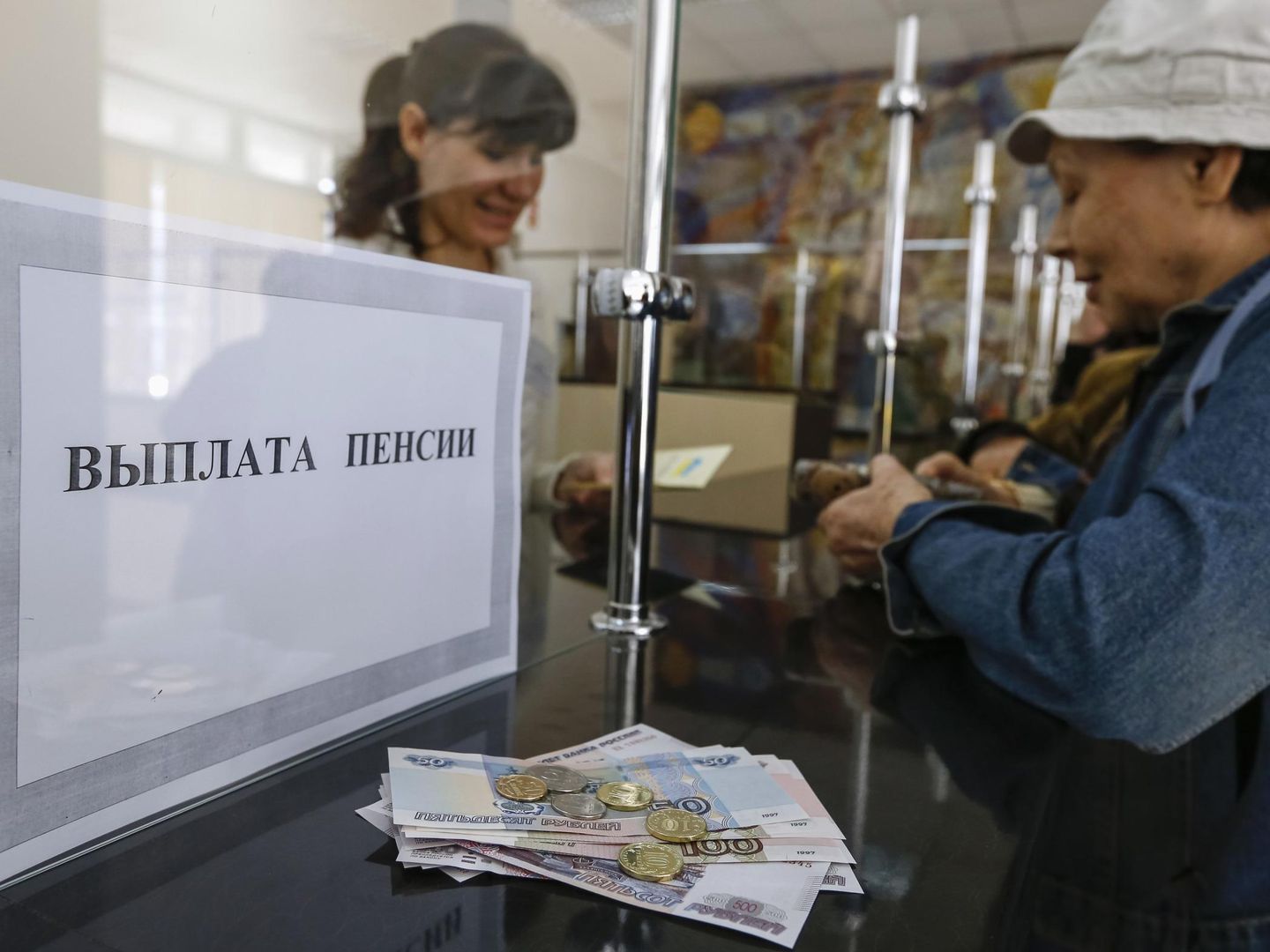 Una mujer recibe su pensión en rublos rusos en una oficina postal de Simferópol (Reuters).