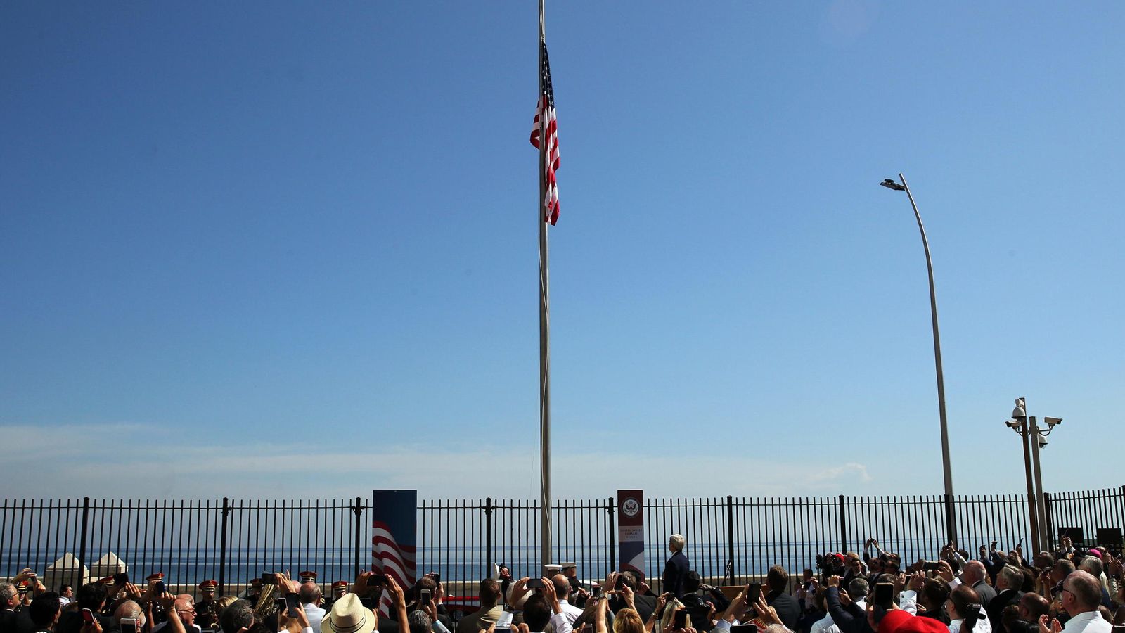 Foto: Un momento del izado de la bandera de EEUU en Cuba (EFE/Dpto. Estado EEUU)