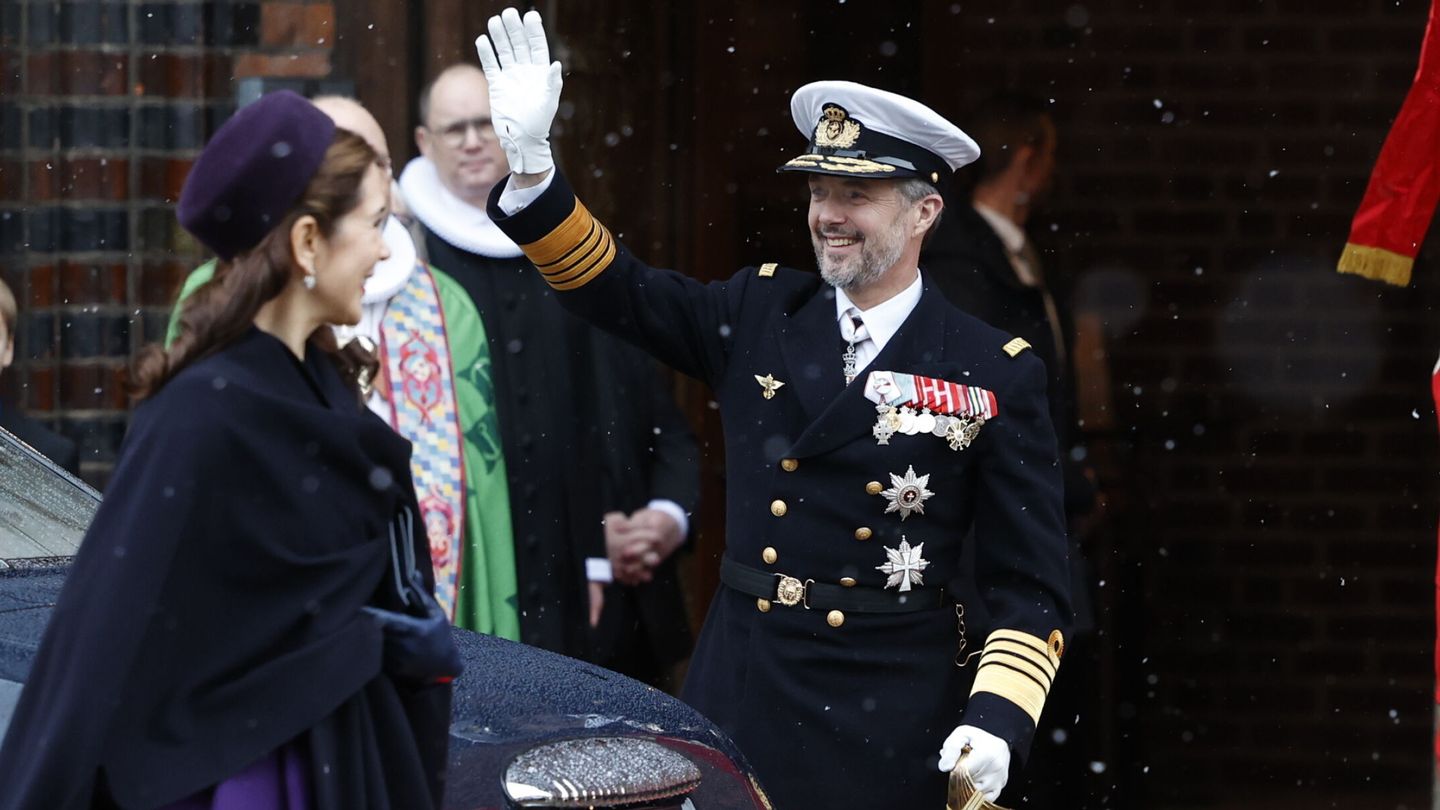 Mary y Federico de Dinamarca, saludando en Aarhus. (EFE/Mikkel Berg Pedersen)