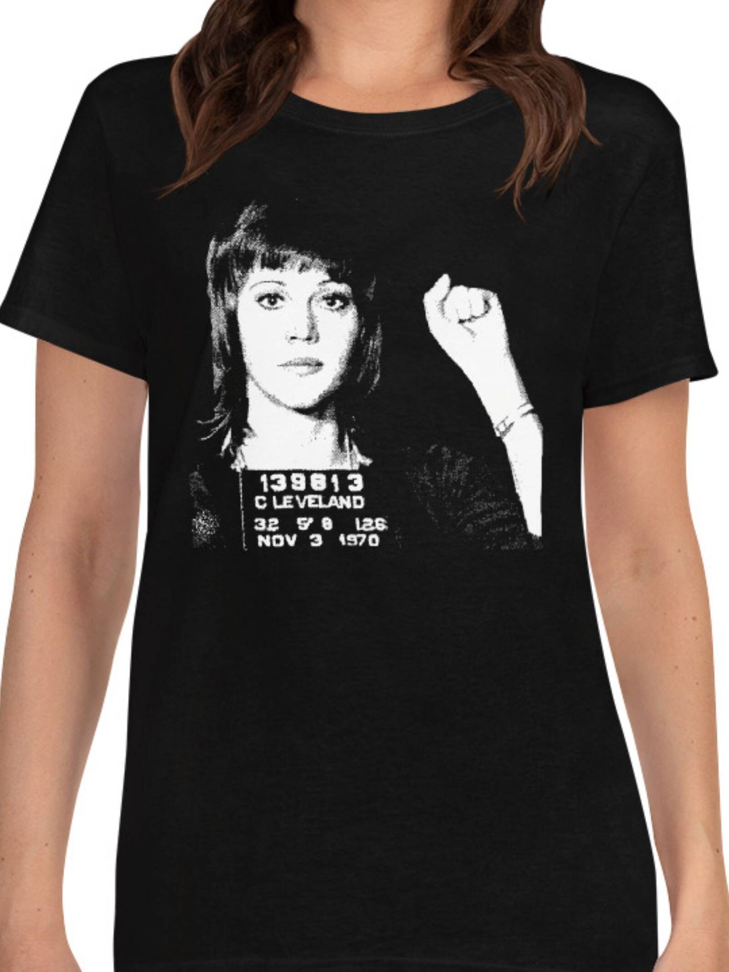 Una de las prendas que vende Jane Fonda en su tienda online, con su ficha policial. (Cortesía)