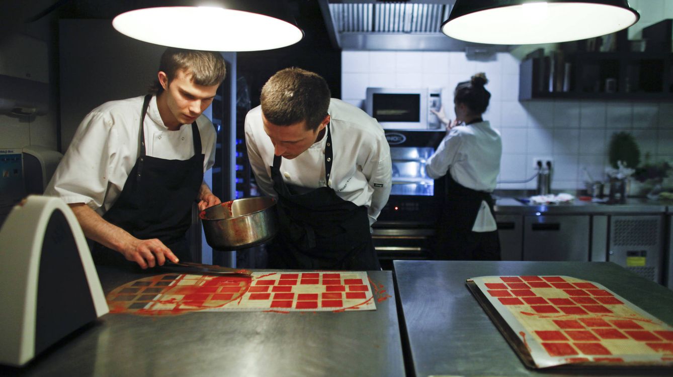 Foto: Cuantas más estrellas Michelin tiene un restaurante, mayor porcentaje de becarios hay en su cocina. (Reuters)
