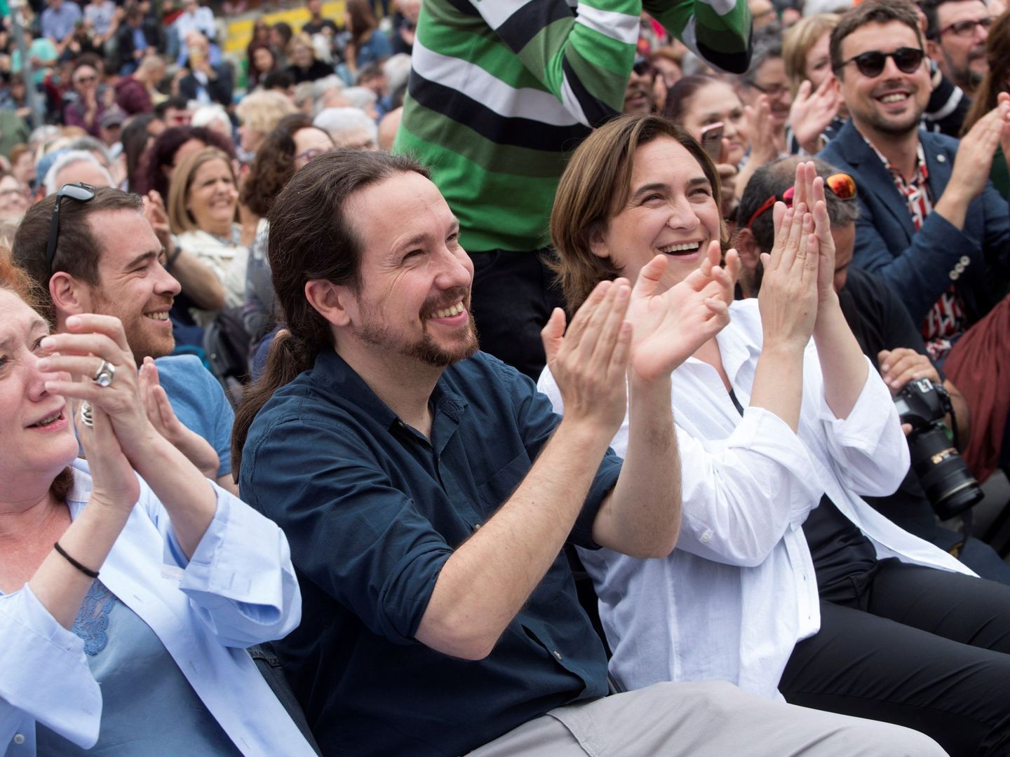 Pablo Iglesias y Ada Colau en el acto en Barcelona. (EFE)