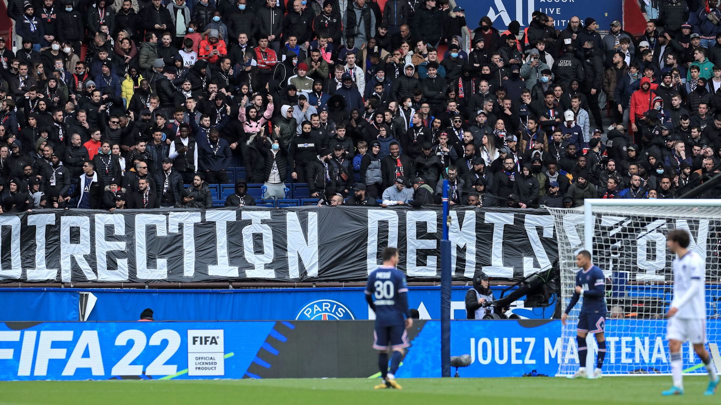 Los aficionados parisinos piden la dimisión de la directiva. (EFE/Christophe Petit)