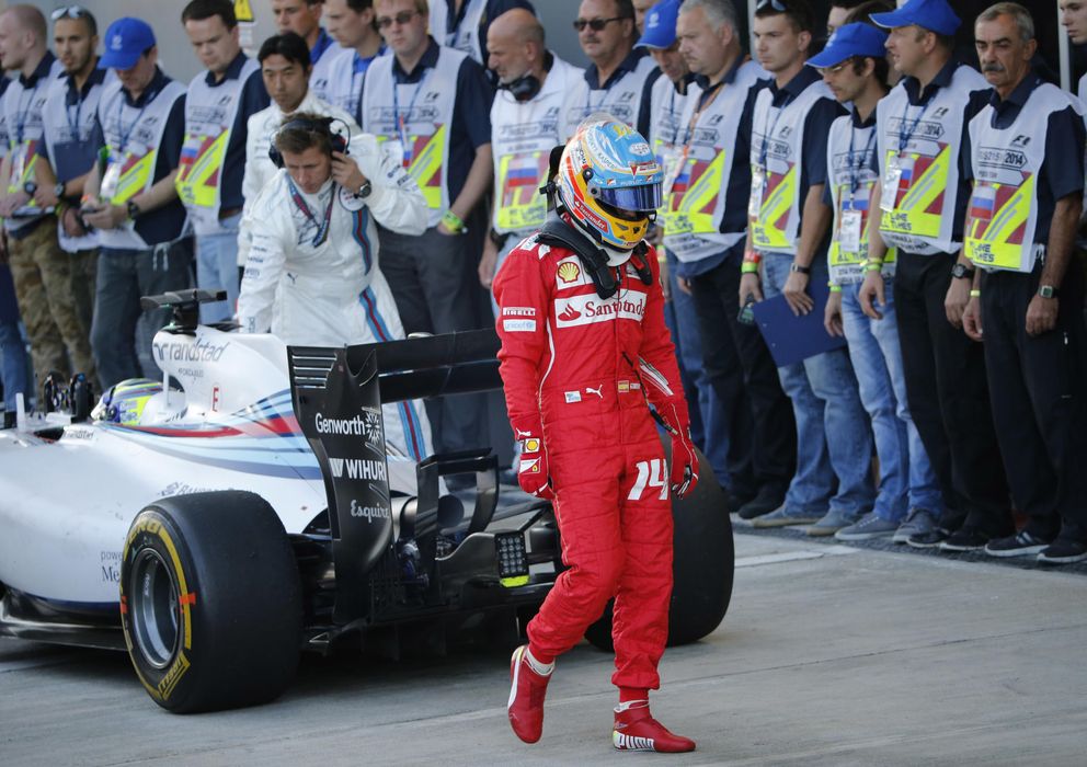 Foto: Alonso, cabizbajo, camina en el pit lane después de su sexta plaza en Sochi. (AP)