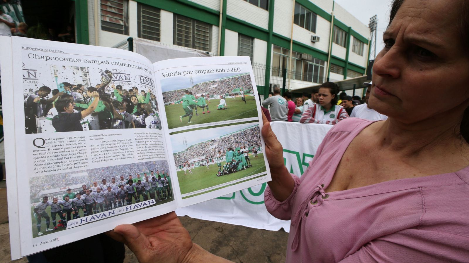 Foto: Una mujer muestra fotografías de la plantilla del Chapecoense frente al estadio de Chapeco, en Brasil (Reuters)