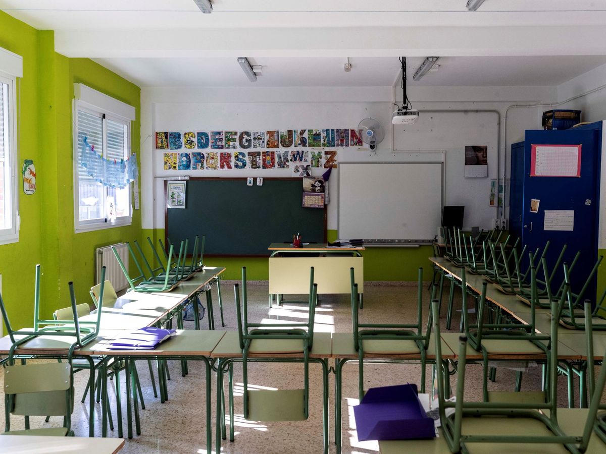 Foto: Un aula vacía de un colegio de Villanueva del Río Segura, Murcia. (EFE)