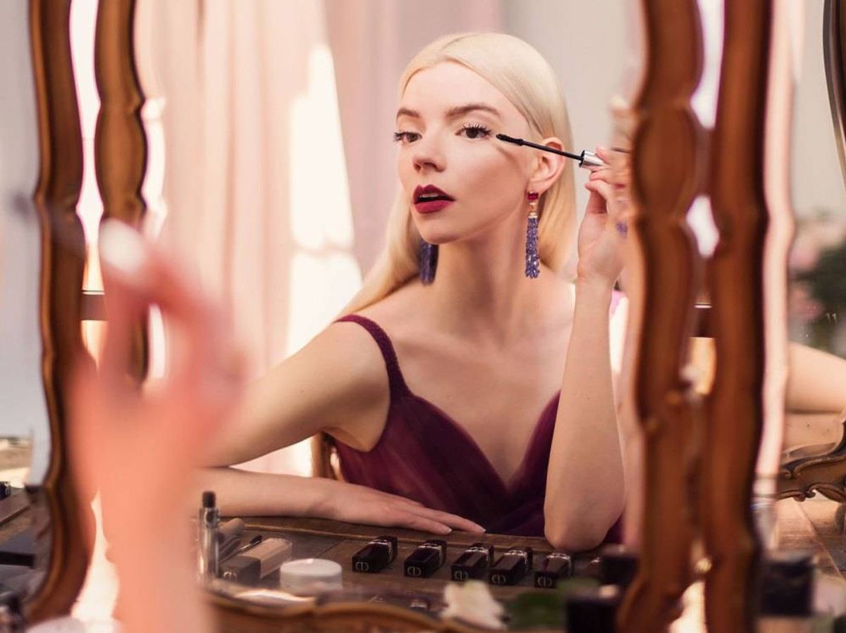 Foto: Anya Taylor-Joy, maquillándose. (Cortesía de Dior)