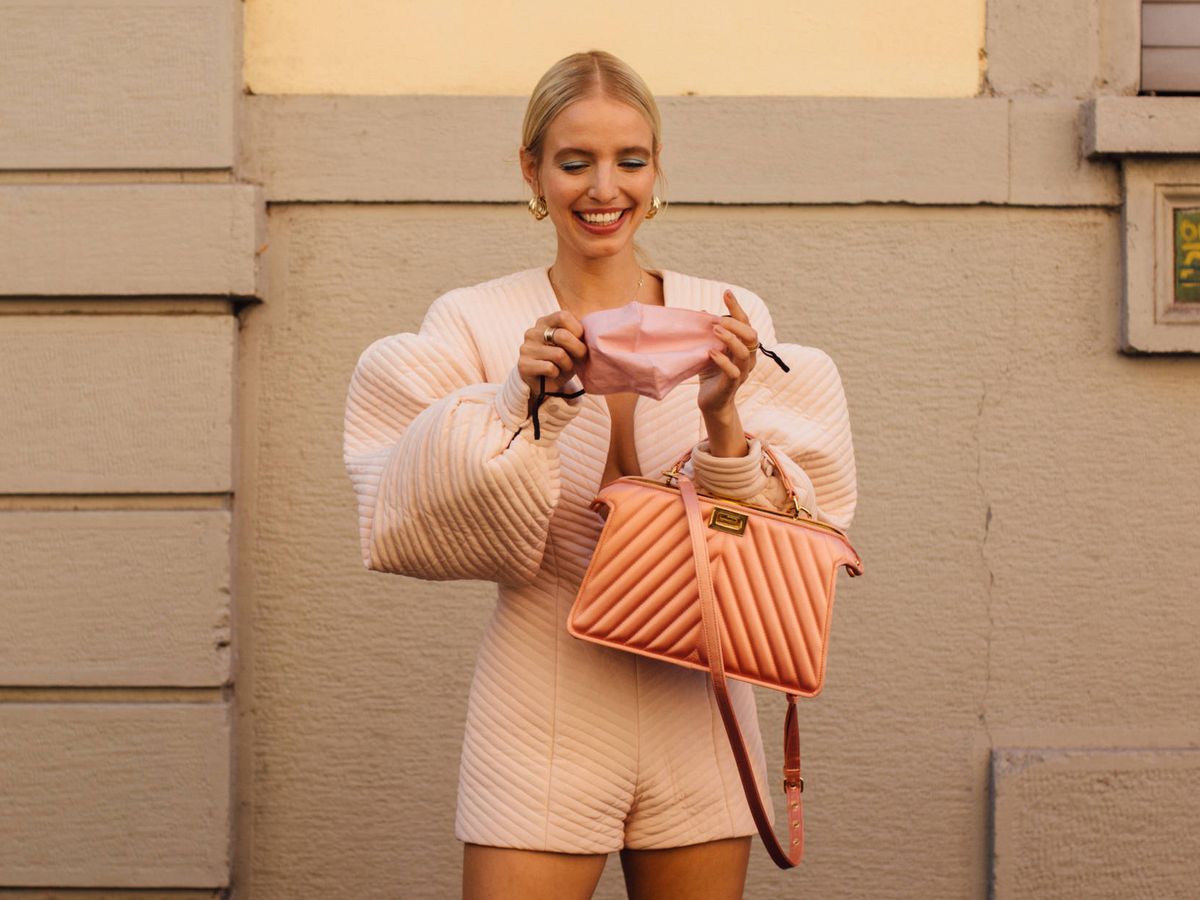 Foto: Los bolsos rosa triunfaron en la Semana de la Moda de Milan primavera-verano. (Imaxtree)