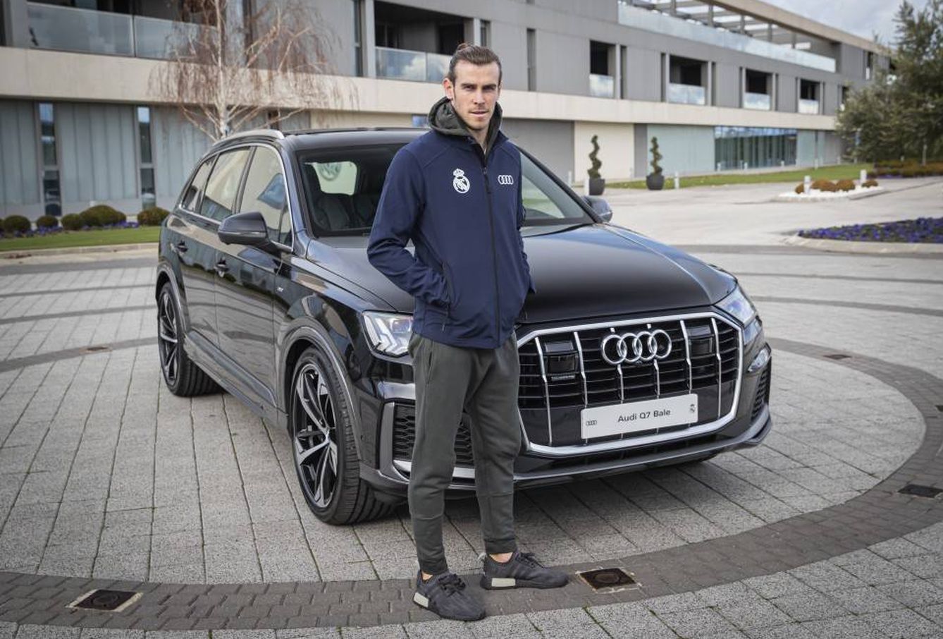 Gareth Bale recibiendo el Audi Q7.