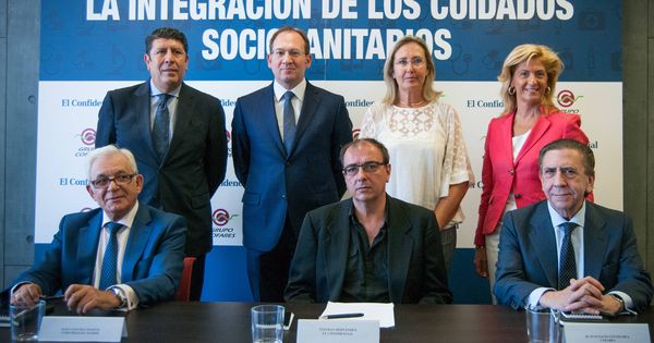 Foto: Mesa organizada por El Confidencial y Cofares: 'La integración de los cuidados sociosanitarios'. (Carmen Castellón)