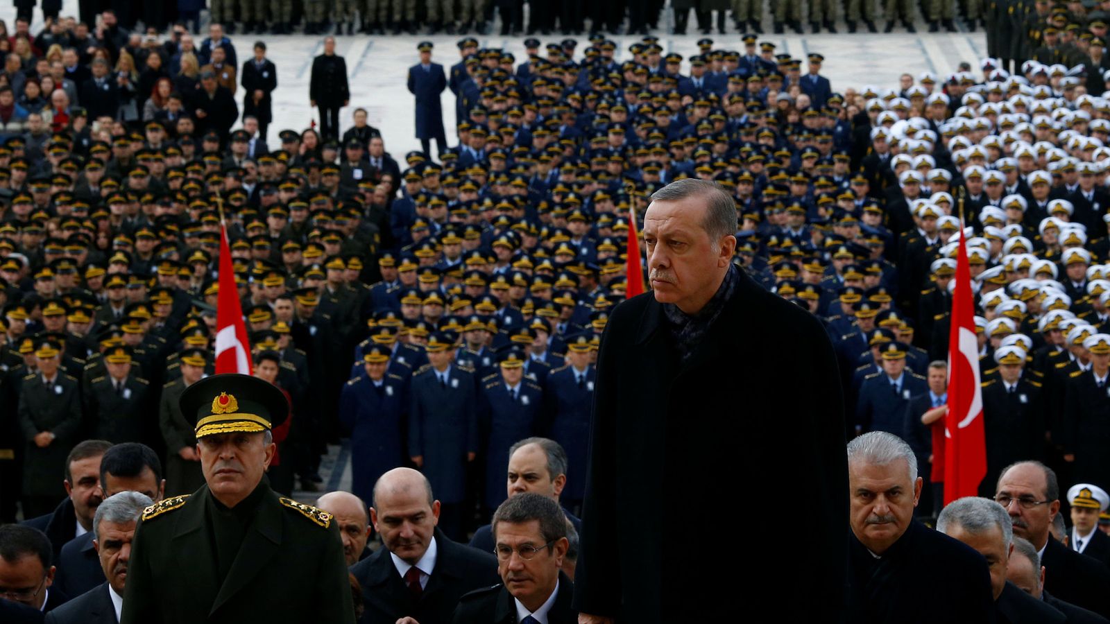 Foto: El presidente turco Erdogan frente a miembros de las Fuerzas armadas durante la celebración del aniversario de la muerte de Atatürk, el 10 de noviembre de 2016 (Reuters)
