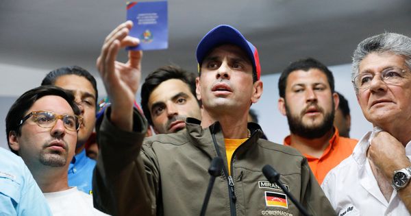 Foto: Henrique Capriles sostiene una copia de la Constitución de Venezuela durante una rueda de prensa en Caracas, el 6 de abril de 2017. (Reuters)