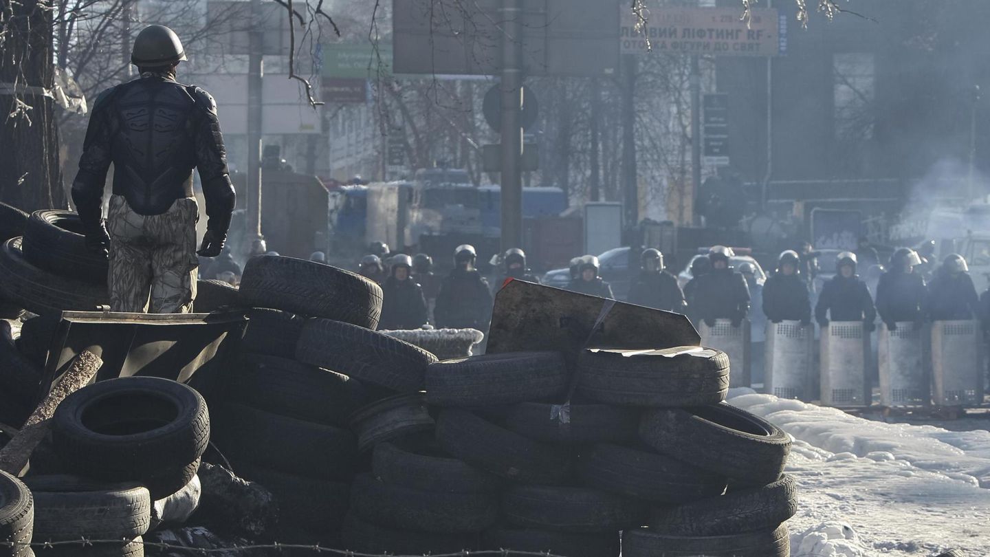 Un manifestante opositor hace guardia en una barricada en Kiev (Reuters).