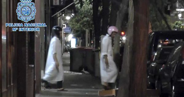 Foto: Imagen facilitada por la Policía Nacional de dos de los tres presuntos yihadistas marroquíes detenidos esta madrugada en Madrid