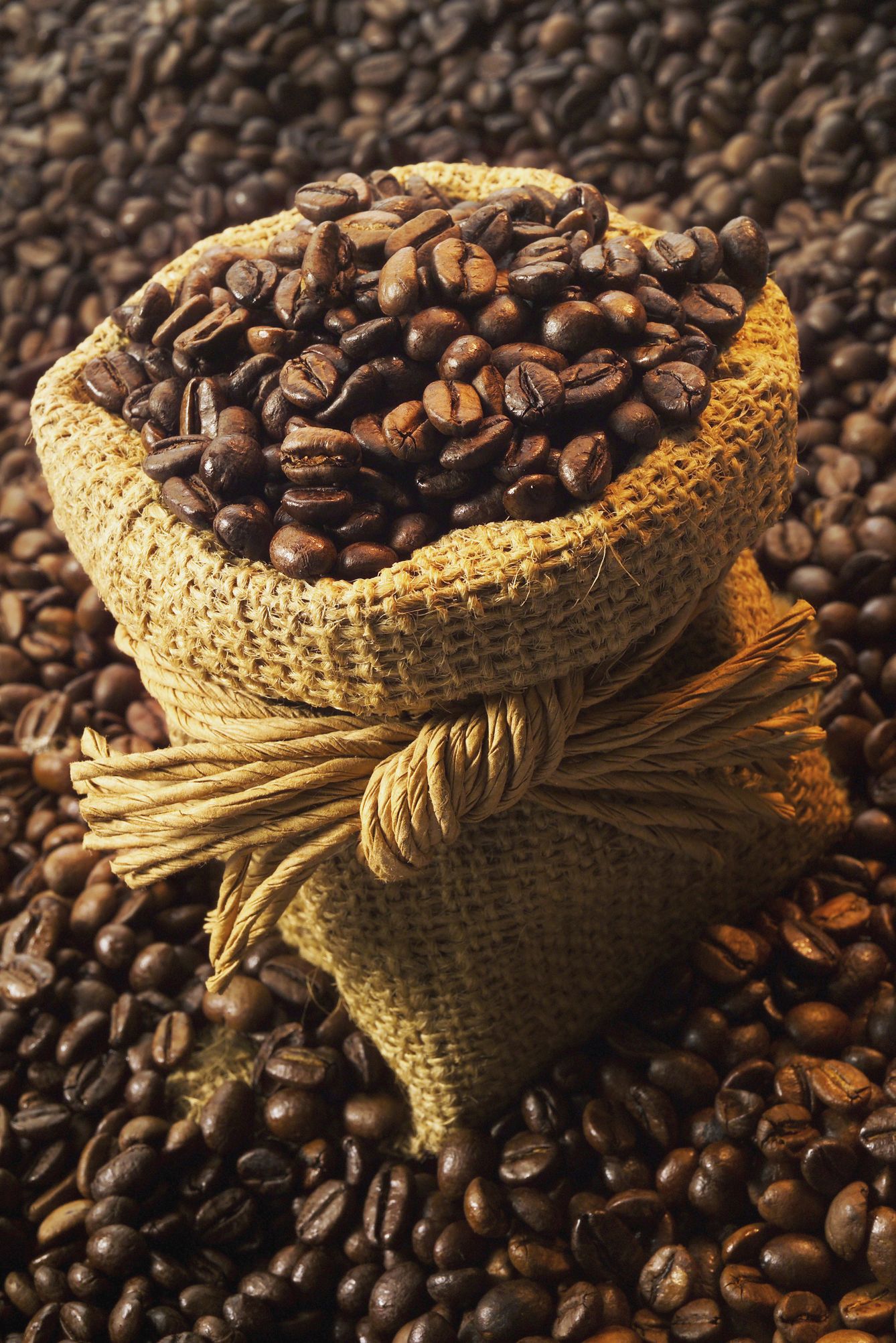 En muchos países es tradición no moler los granos, lo que le da al café un aspecto y un sabor muy diferente. (Corbis) 