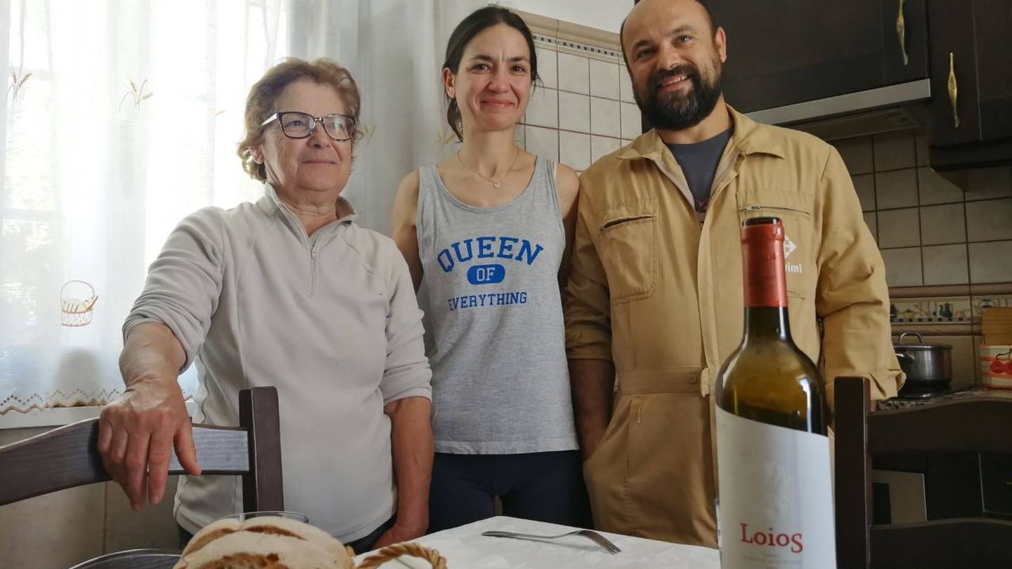 Los Coelho, familia de pastores del Algarve, reciben a los visitantes con queso y vino. (ST)