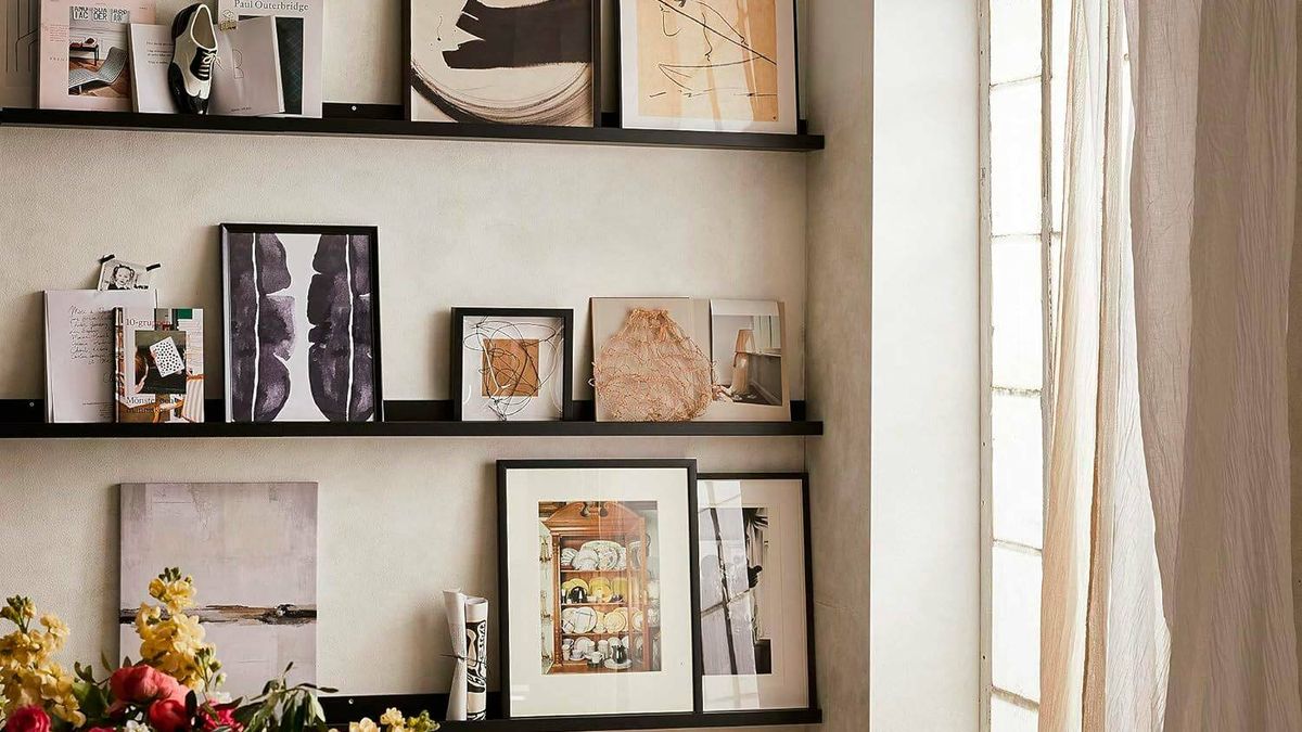 Decora toda una pared con estas estanterías para cuadros y otras ideas de adornos de Ikea