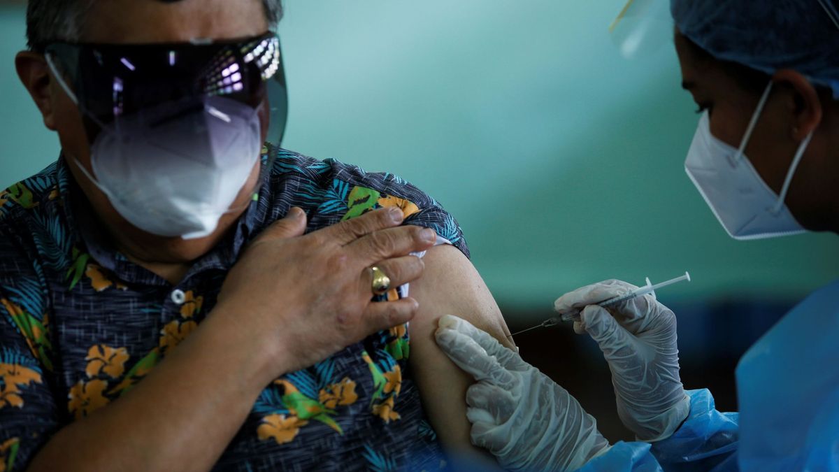 La OMS dice que el riesgo de trombos es más alto al tener covid que al recibir la vacuna