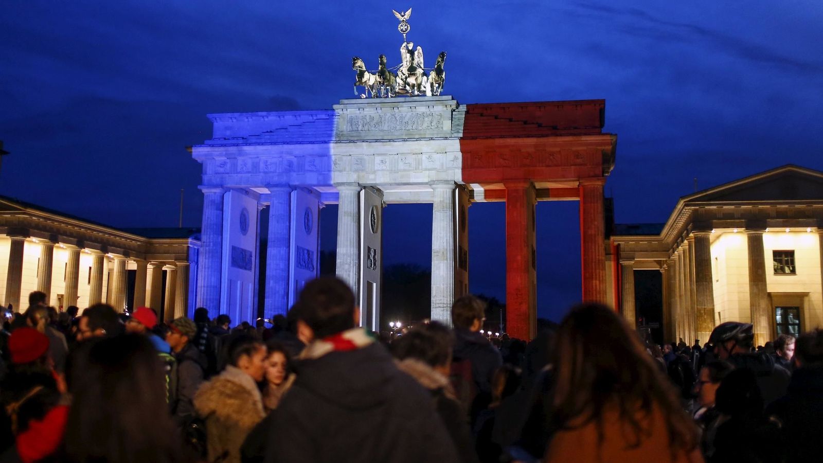 Foto: La Puerta de Branderburgo iluminada con los colores de la bandera francesa, en Berlín, el 14 de noviembre de 2015 (Reuters). 