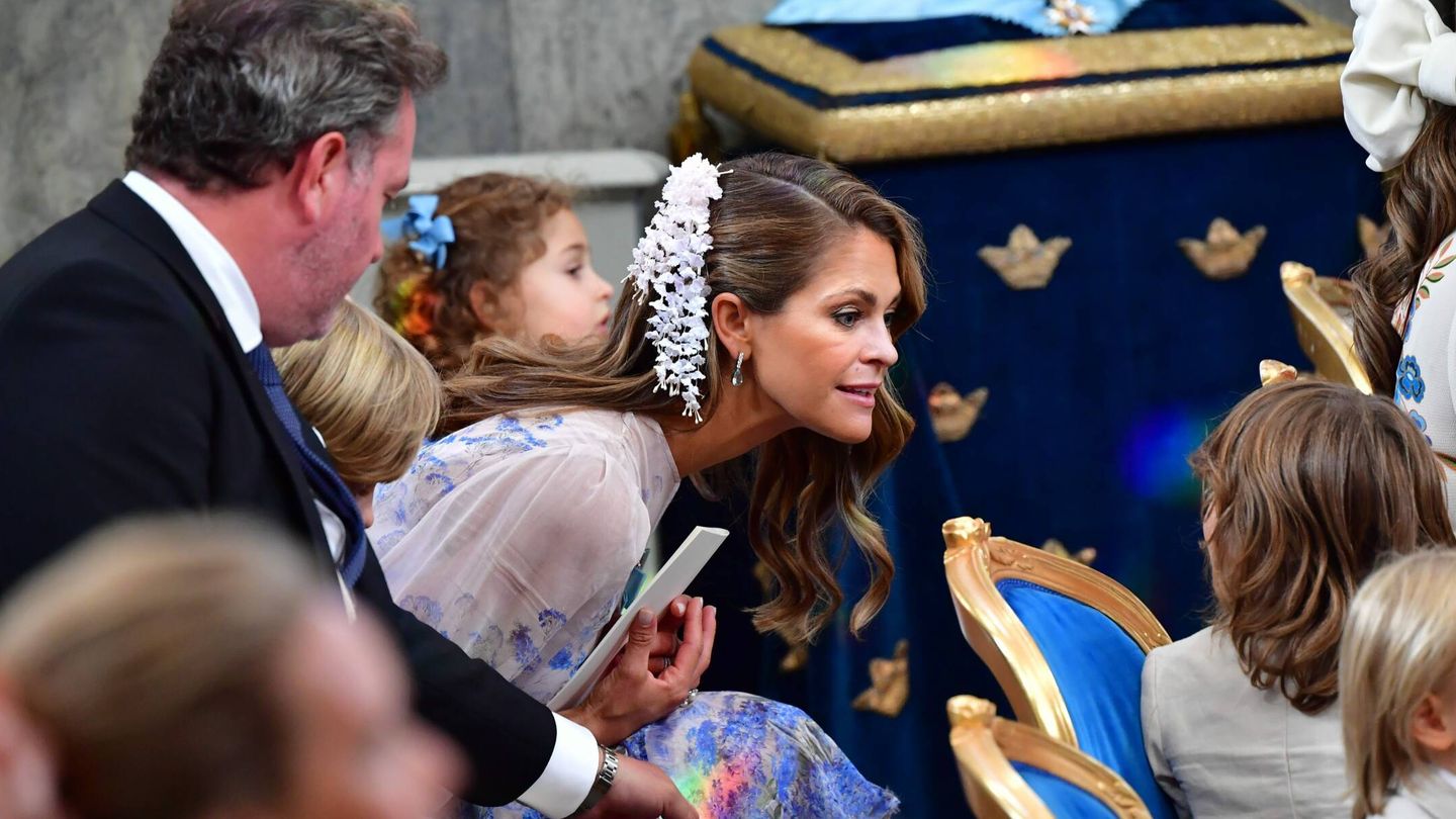 Magdalena de Suecia dirigiéndose a sus pequeños en el bautizo del príncipe Julián. (CP)