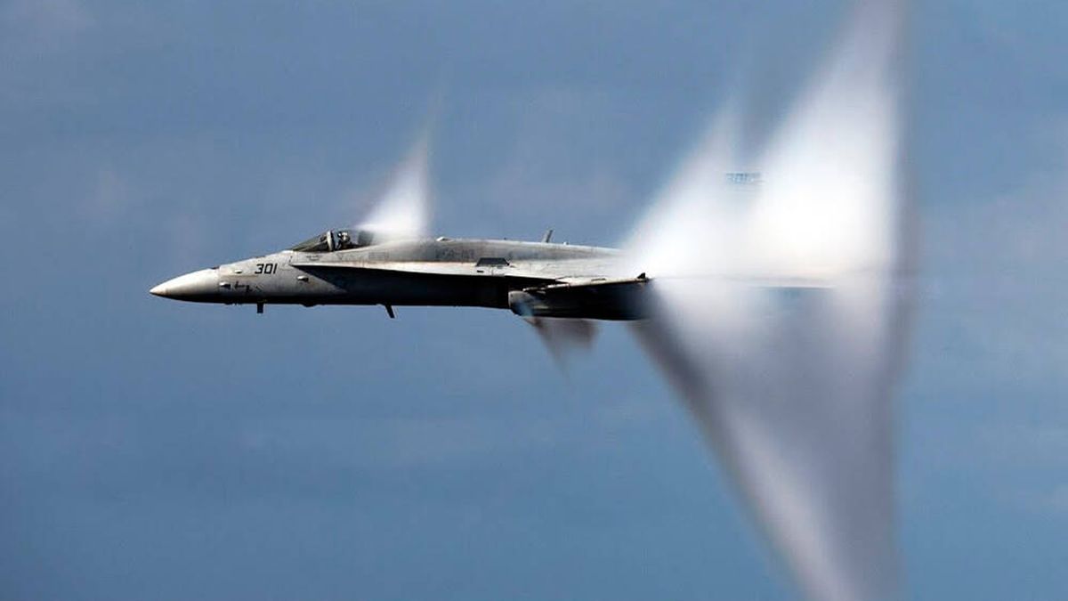 No era una explosión: el impactante ruido de cómo cazas F-16 rompen la barrera del sonido