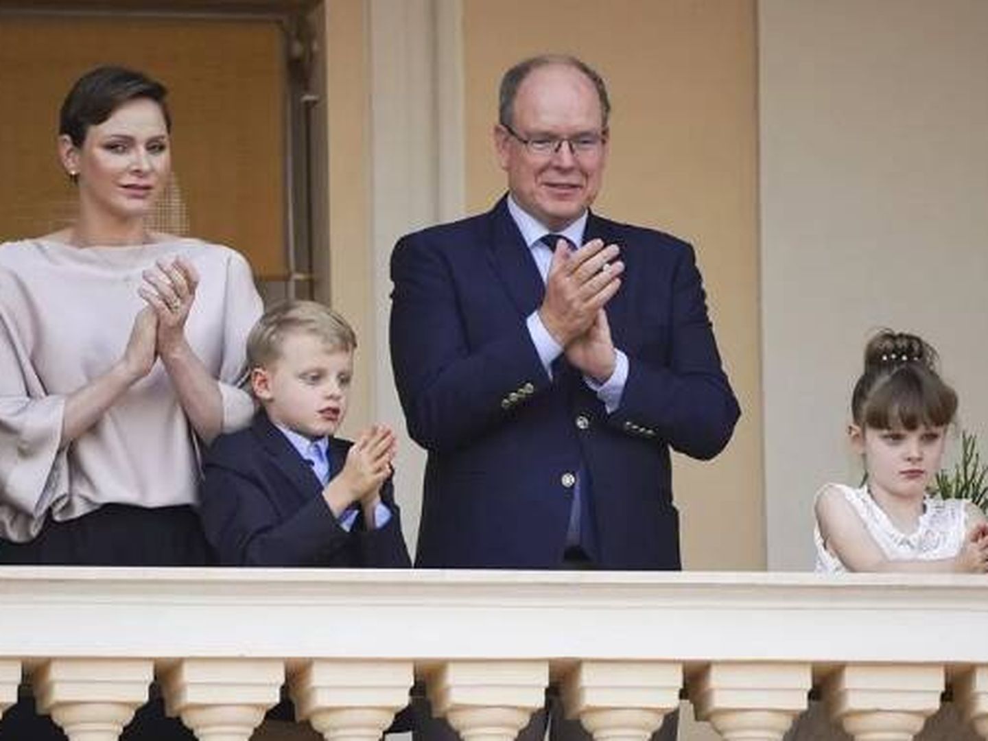  Los príncipes junto a sus hijos. (Reuters)