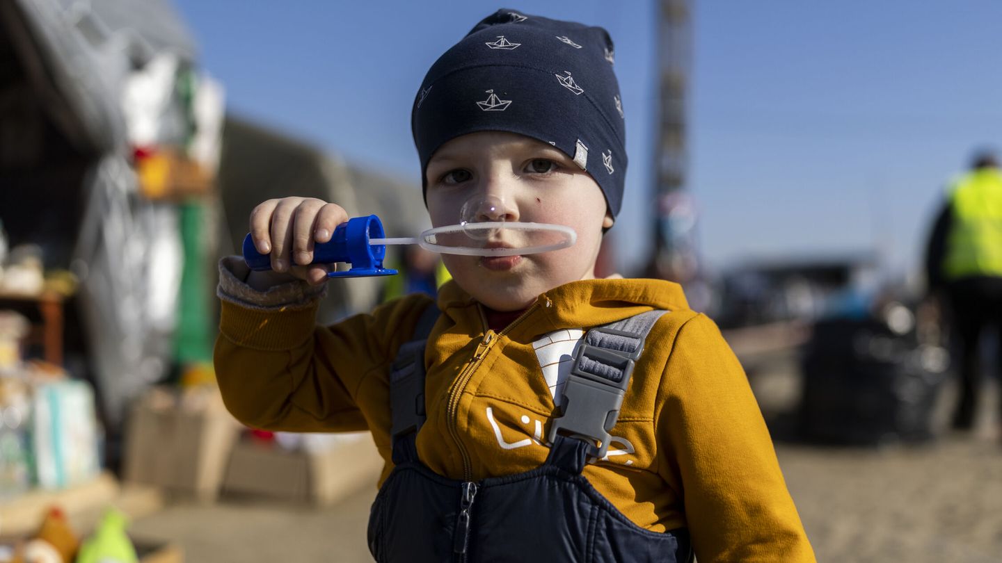 Un niño juega este lunes en el campamento de refugiados en Budomierz (Polonia). (EFE / Rodrigo Jiménez)