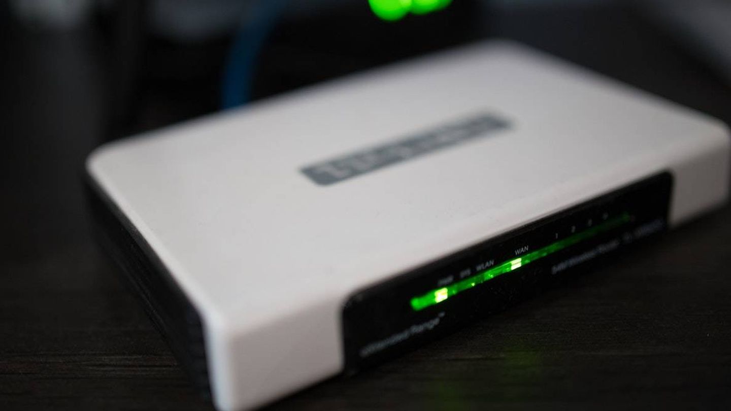 Aunque parezca que no hacen nada, las luces que hay en el router pueden delatar que alguien se está conectado a nuestra wifi (Imagen: Pexels)