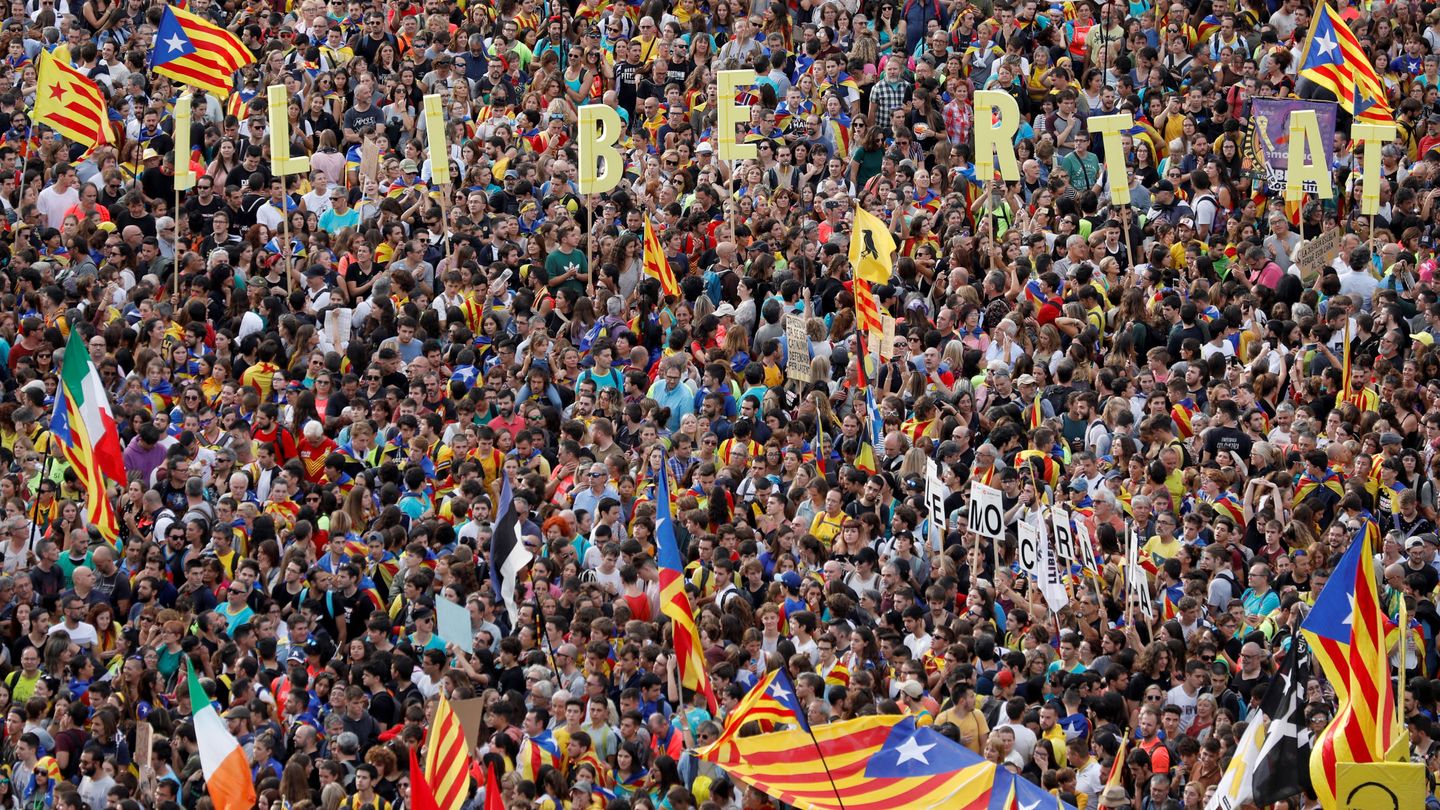 Manifestantes contra la sentencia del Supremo sobre el 'procés', este 18 de octubre en Barcelona. (Reuters)