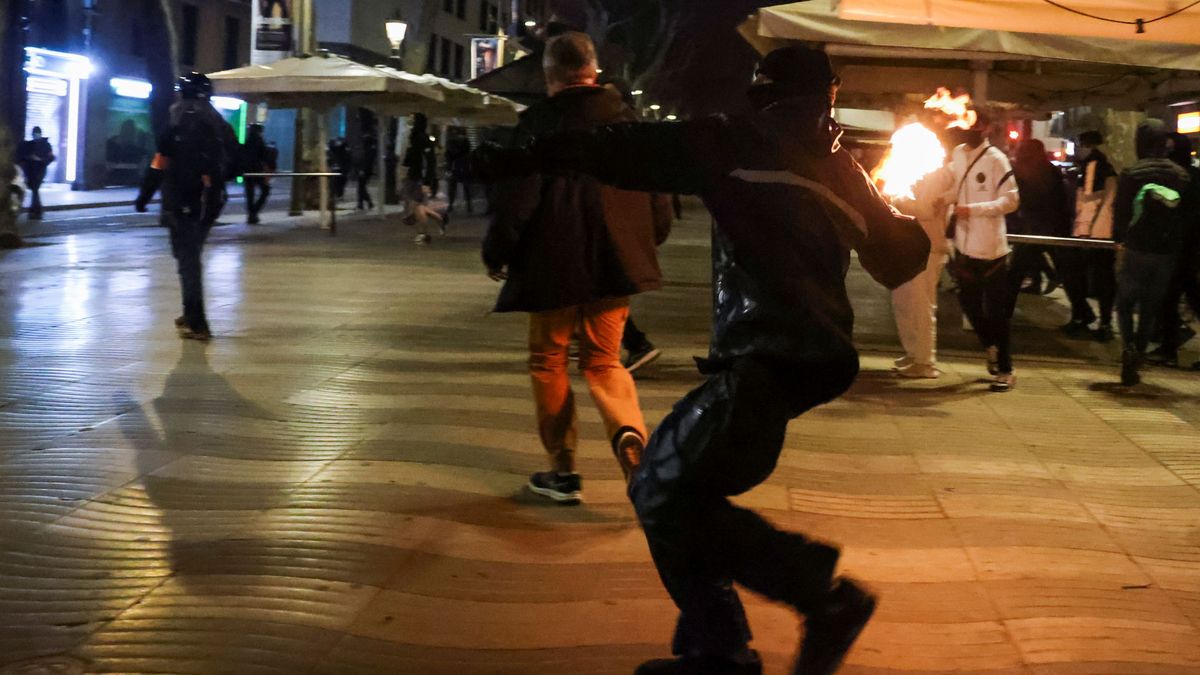 Nueva noche de disturbios en Barcelona con 13 detenidos en las protestas por Hasél