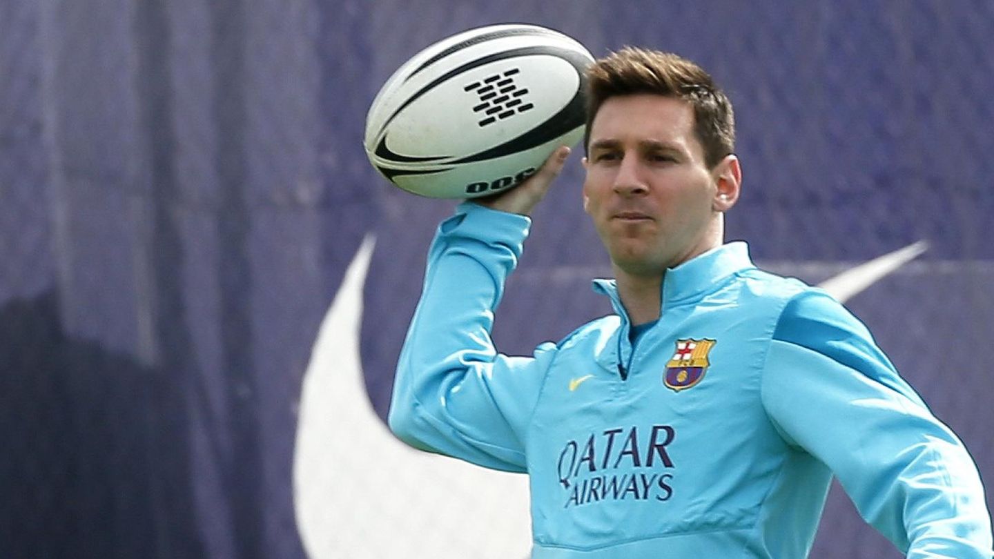 Messi, con un balón de rugby en el entrenamiento del Barcelona de este martes.