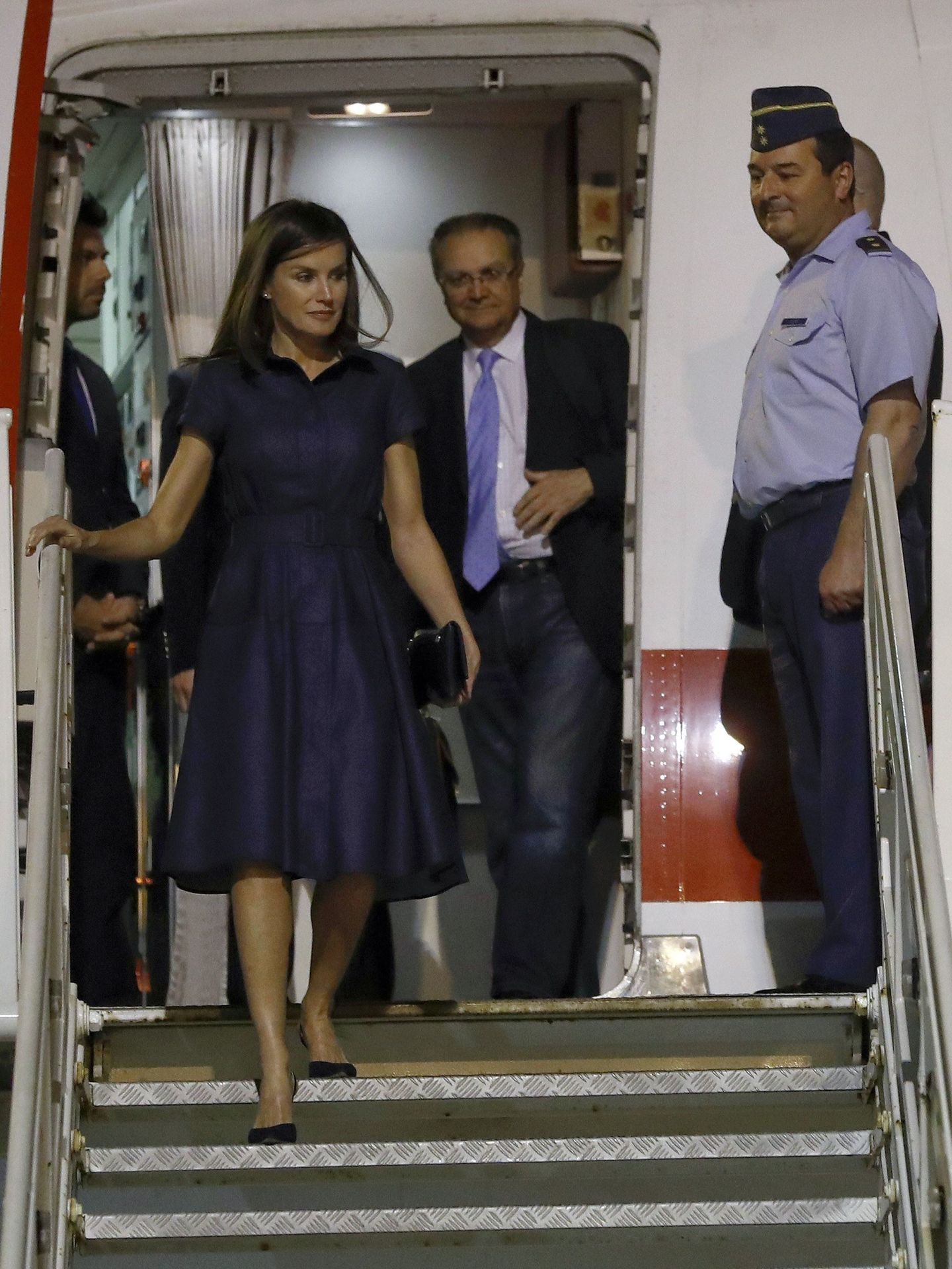 La reina Letizia a su llegada al aeropuerto de Maputo. (EFE)
