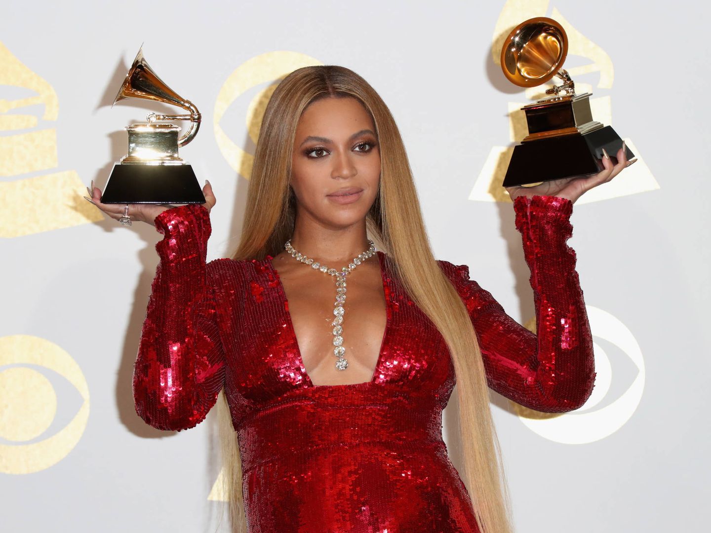 Beyonce con dos Grammy. (Getty)