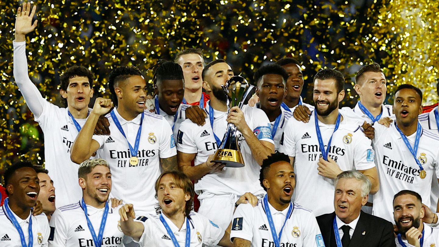 Los jugadores del Real Madrid celebran el título del Mundial. (Reuters/Susana Vera).