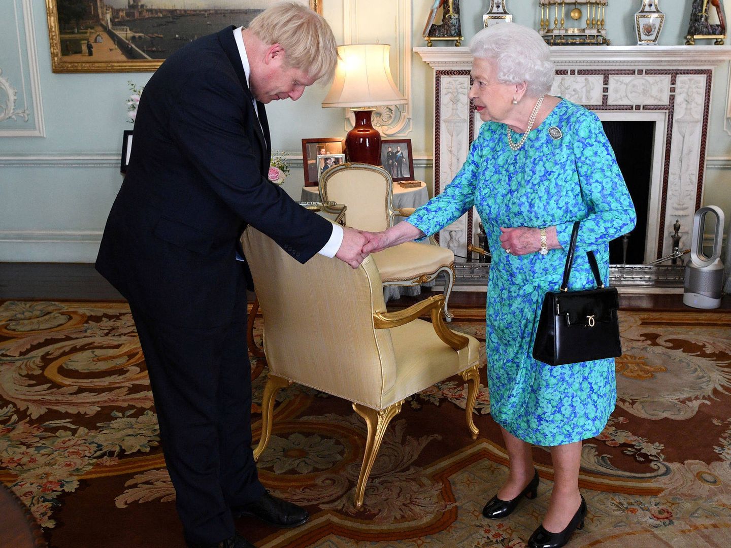 Isabel II y Boris Johnson, en una imagen de archivo. (EFE)