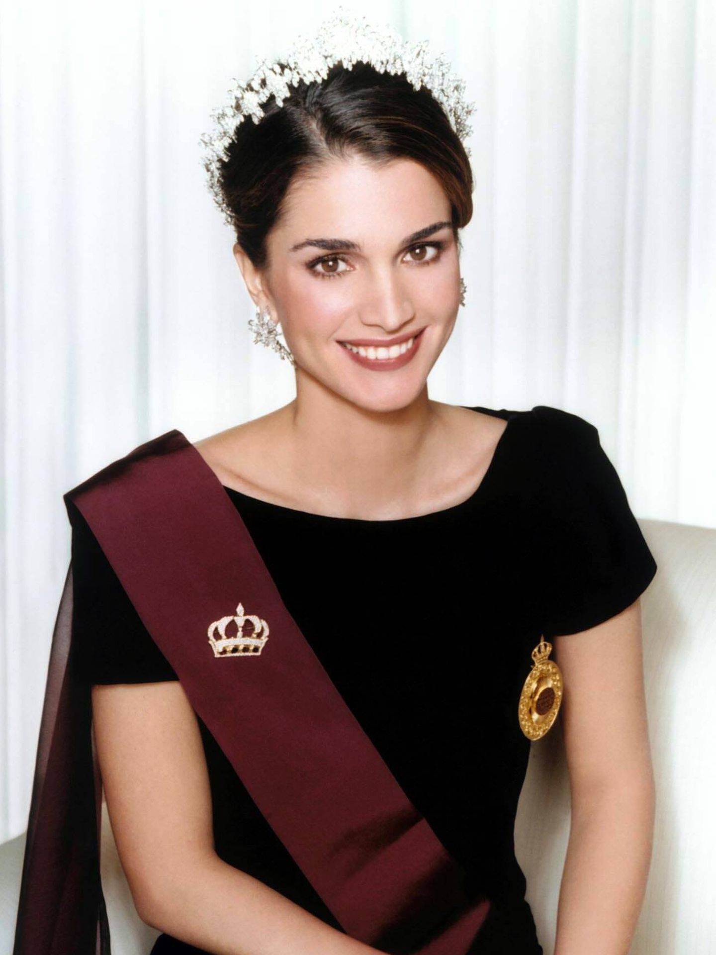 Rania de Jordania, con la tiara de su cuñada Haya. (Gtres)