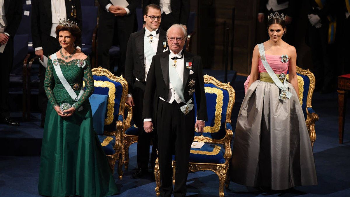 Premios Nobel: Victoria de Suecia, con un vestido de su madre, y Sofía, de rojo pasión