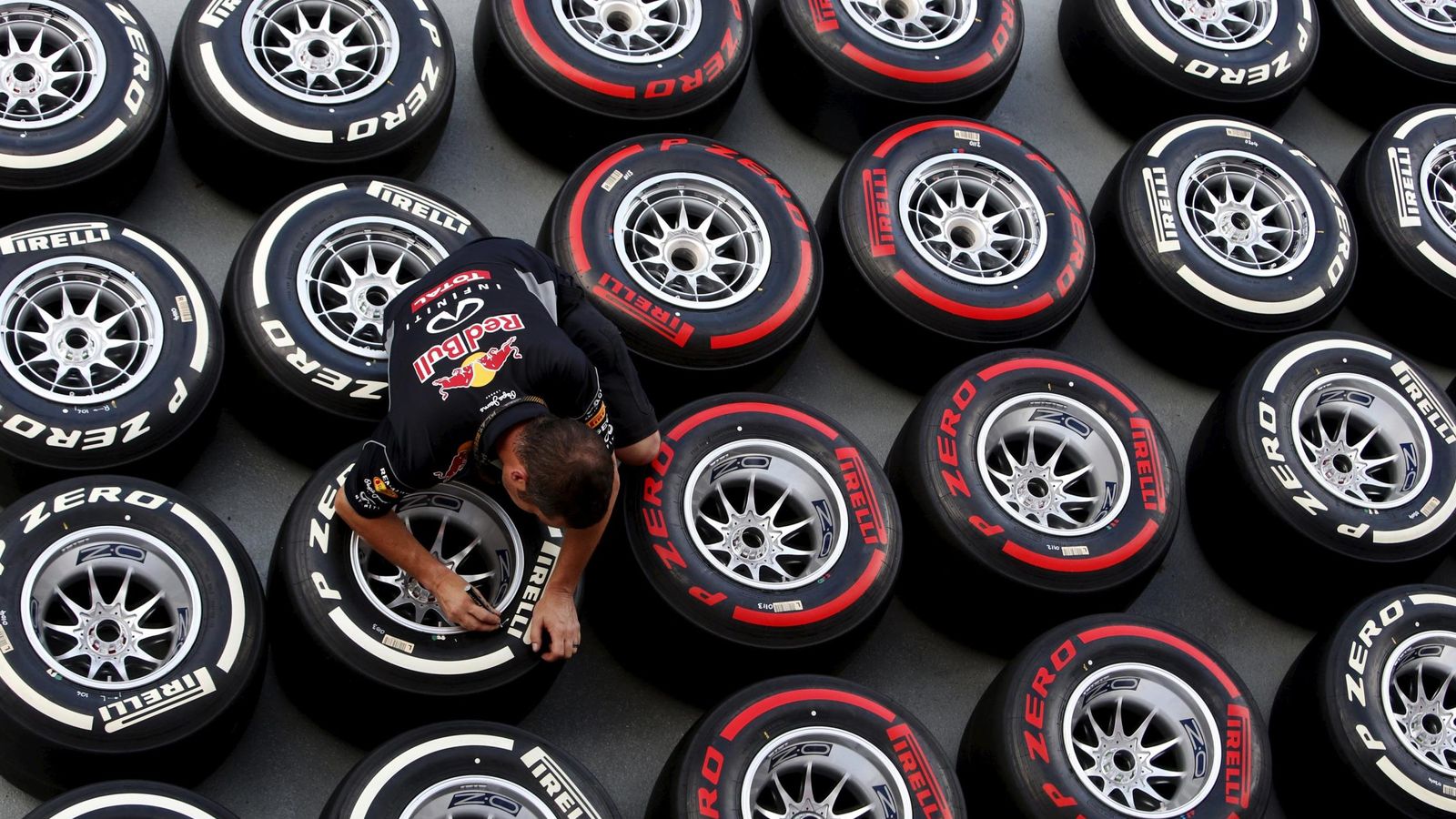 Foto: Un miembro de Red Bull, poniendo a punto los neumáticos. (Edgar Su/Reuters)