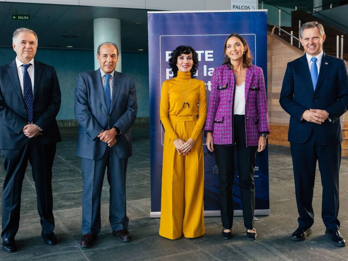 Foto: La ministra de Industria, Comercio y Turismo, Reyes Maroto, junto a distintos representantes políticos y empresariales.