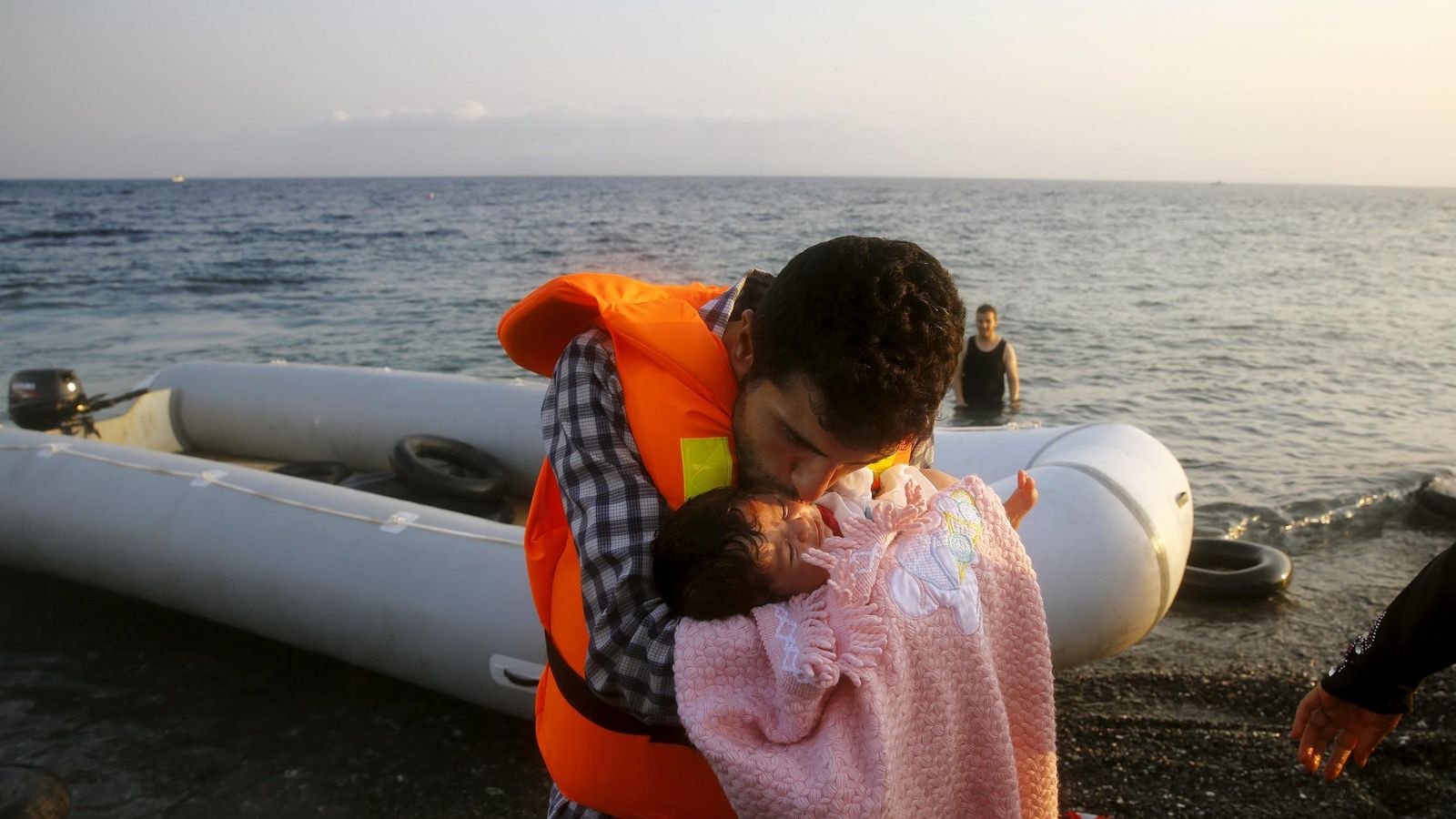 Foto: Un refugiado sirio besa a su hija de dos meses al desembarcar en la isla griega de Kos (Reuters)