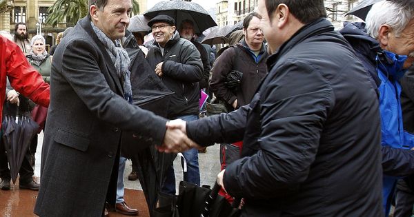 Foto: Otegi y Ortuzar se saludan en la concentración que tuvo lugar en San Sebastián en febrero en apoyo a Artur Mas. (EFE)
